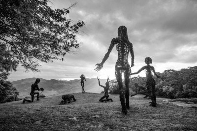 The Big Family (A Grande FamÃ­lia), um conjunto de sete esculturas monumentais de ferro e aÃ§o, instaladas no topo da Pedra do Tatu -  (crédito: Ibiti Projeto/DivulgaÃ§Ã£o)