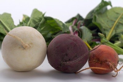 Muita gente descarta folhas de alimentos como beterraba e cenoura sem pensar duas vezes. No entanto, essas partes são ricas em nutrientes e podem ser aproveitadas de formas criativas na alimentação.
 -  (crédito: Pixabay)