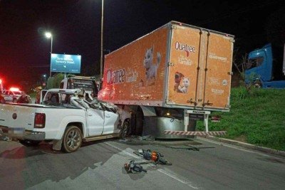 Segundo o Corpo de Bombeiros Militar de Minas Gerais (CBMMG),  a mulher estava no banco do passageiro e morreu no local -  (crédito: Divulga&ccedil;&atilde;o CBMMG )