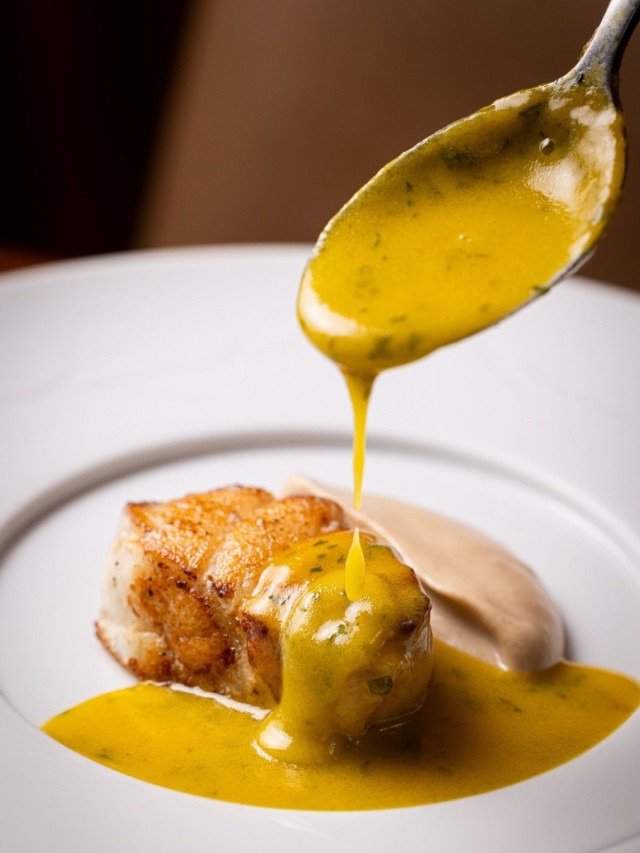 Para evitar desperd&iacute;cio, o Per Lui, &uacute;nica casa em BH de menu degusta&ccedil;&atilde;o, abre m&atilde;o de fazer cortes id&ecirc;nticos no peixe servido com pur&ecirc; de couve-flor