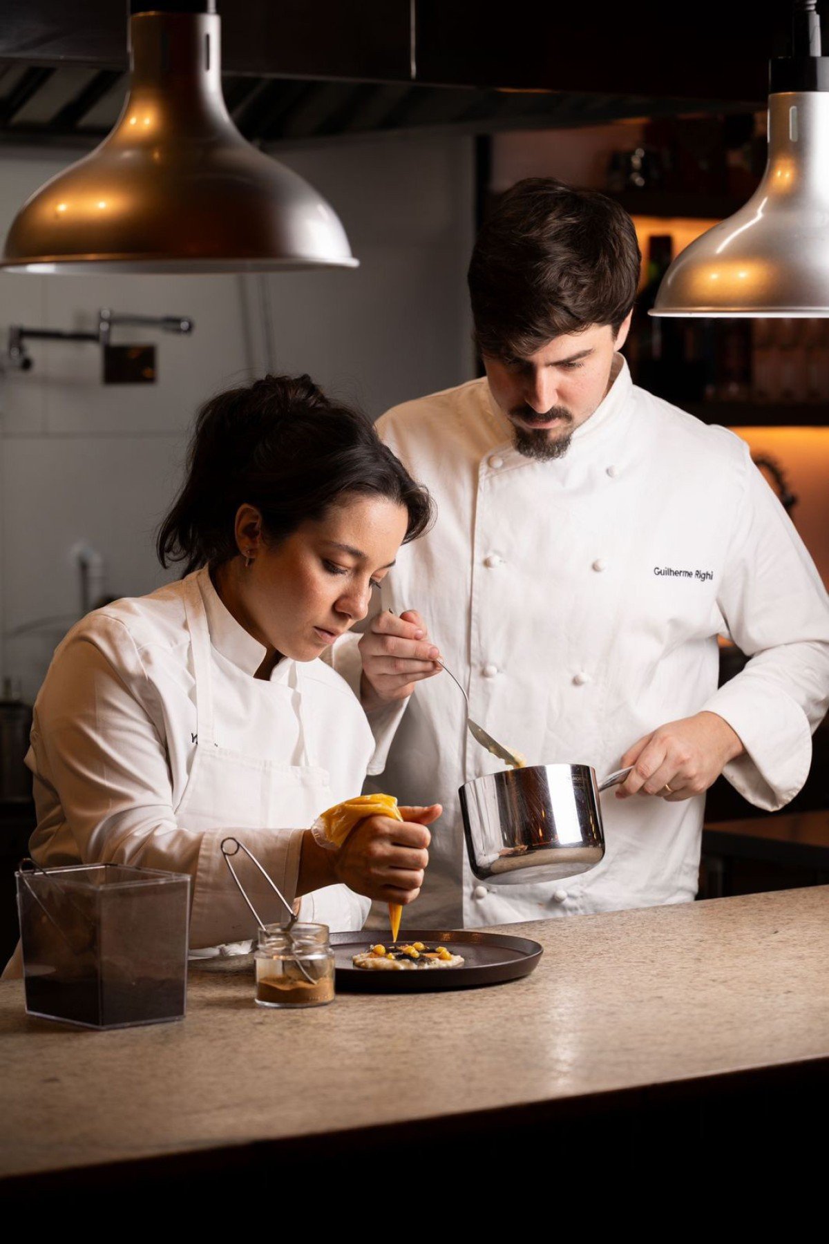 Yzabella e Guilherme Righi abrem as portas do Righi Gastronomia somente &agrave;s quintas para um menu degusta&ccedil;&atilde;o de nove tempos