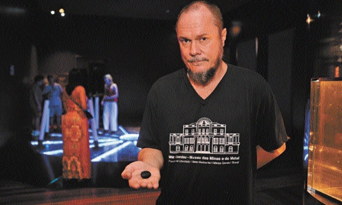 O pesquisador Luciano Faria, do Museu MM Gerdau, exibe a amostra do Geraisito, primeiro material do tipo localizado no pa&iacute;s, que passar&aacute; a integrar a exposi&ccedil;&atilde;o