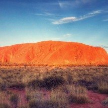 Uluru: o gigantesco monólito do coração da Austrália que une natureza imponente e significado cultural - Hardlinerr -  wikimedia commons