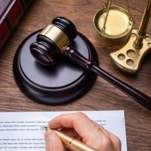 Qual a diferença entre suspeito, indiciado, réu e condenado - AndreyPopov de Getty Images