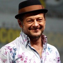 Andy Serkis, 62 anos: ator revolucionou a interpretação com captura de movimento no cinema - wikimedia commons 	Gage Skidmore