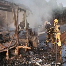 Micro-ônibus de time de futebol pega fogo em Minas Gerais - Corpo de Bombeiros