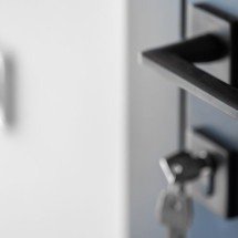 Dona de imóvel é condenada por expulsar inquilino e jogar tudo no lixo - Freepik