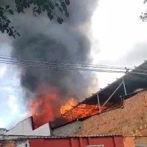 Supermercado é atingido por incêndio em Teófilo Otoni - Jose Prado Reportagem/divulgação