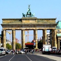 Portão de Brandenburgo: o monumento que atravessou impérios, guerras e divisões para se tornar símbolo da reunificação e da identidade alemã - Imagem free de cms-archiv do site pixabay.com