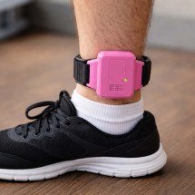 PL prevê uso de tornozeleira rosa para agressores de mulheres - Imagem gerada por IA