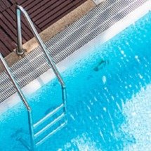 Criança de 3 anos morre afogada em piscina de sítio em MG - FreePik