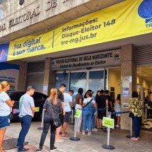 Eleitores correm para regularizar título e enfrentam filas em BH - Jair Amaral/EM/D.A Press