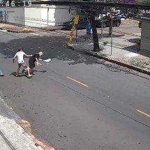 Vídeo: morador é roubado e agredido por quatro homens no dia do aniversário - Reprodução/Redes Sociais
