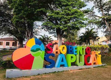 Escondida entre as paisagens da Serra da Mantiqueira, São Bento de Sapucaí conquista visitantes com seu clima acolhedor e produção artesanal. Conhecida como “Toscana brasileira”, a cidade combina natureza, gastronomia e tradição.
 -  (crédito:  São Bento do Sapucai /wikimédia Commons)
