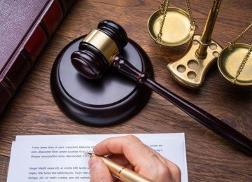 Símbolos da lei e da justiça ilustram as diferentes fases do processo criminal, do suspeito ao condenado. -  (crédito: AndreyPopov de Getty Images)