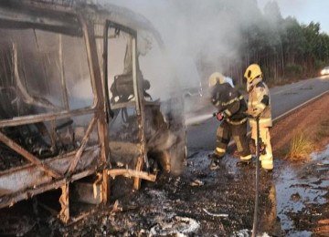  Micro-ônibus de time de futebol é incendiado no Vale do Jequitinhonha -  (crédito: Corpo de Bombeiros)
