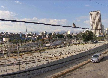 Dia amanhece claro, com poucas nuvens e movimento lento em meio ao feriado prolongado de Tiradentes em Belo Horizonte. Na foto, linha do metr&ocirc; no Bairro Palmares -  (crédito: Windy.com)