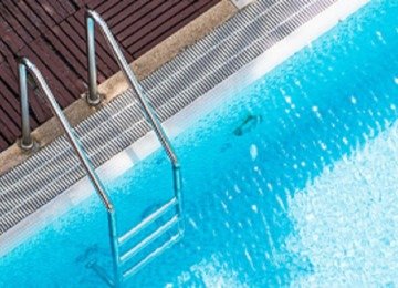 Menino de três anos cai em piscina e morre afogado  -  (crédito: FreePik)