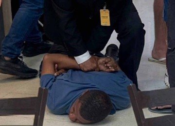 Suspeito de 36 anos &eacute; contido no piso da pra&ccedil;a de alimenta&ccedil;&atilde;o do Shopping depois de ter esfaqueado um frequentador no pesco&ccedil;o -  (crédito: Reprodu&ccedil;&atilde;o/Redes Sociais)