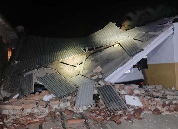 Laje de garagem desaba e atinge dois carros e uma moto em São João del-Rei -  (crédito: Divulgação/CBMMG)