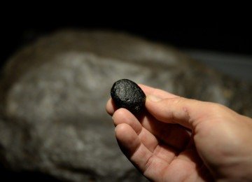 Com vários formatos, o maior dos fragmentos tem 85 gramas. Se colocado contra uma luz forte, o Geraisito brilha como um vidro opaco esverdeado -  (crédito: Tulio Santos/EM/D.A. Press)