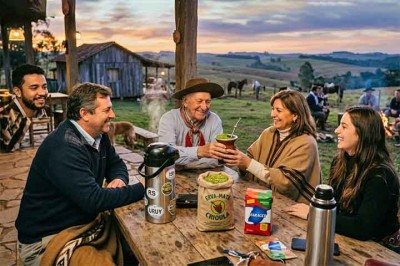 O chimarrão é mais do que uma bebida: é um símbolo cultural profundamente enraizado no sul do Brasil e em países vizinhos como Argentina, Uruguai e Paraguai. Preparado com erva-mate e água quente, ele carrega tradições que atravessam gerações e unem comunidades. O ato de compartilhar a cuia representa hospitalidade, amizade e respeito, criando vínculos sociais fortes. Além disso, o chimarrão é associado a momentos de reflexão e convivência, tornando-se parte da identidade regional. Sua prática c -  (crédito:  Imagem gerada por Inteligência Artificial)