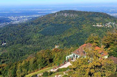 A Floresta Negra (Schwarzwald, em alemão) é uma das regiões mais icônicas da Alemanha, situada no estado de Baden-Württemberg, no sudoeste do país. Com paisagens densas de pinheiros e abetos, ela se estende por cerca de 6 mil quilômetros quadrados e abriga vilarejos pitorescos, lagos cristalinos e montanhas suaves. Desde a Idade Média, o local foi associado a lendas e contos populares, inspirando histórias dos Irmãos Grimm e mitos germânicos. Sua importância econômica também é marcante, com prod -  (crédito:  A.Savin;Wikimédia Commons)