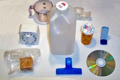 O plástico é um dos materiais mais presentes em nossa vida cotidiana, moldando desde embalagens até componentes tecnológicos. Sua versatilidade e baixo custo explicam a popularidade, mas também trazem desafios ambientais e sociais. Ao longo das décadas, diferentes tipos de plásticos foram desenvolvidos para suprir necessidades específicas, cada um com propriedades únicas. Entender essas diferenças é essencial para compreender como o consumo influencia a reciclagem e a sustentabilidade. Veja a se -  (crédito:  ImGz/Wikimédia Commons)