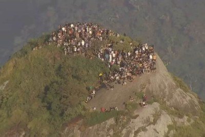 Turistas ficam presos no alto do morro no Rio de Janeiro -  (crédito: Reprodução / TV Globo)