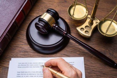 Símbolos da lei e da justiça ilustram as diferentes fases do processo criminal, do suspeito ao condenado. -  (crédito: AndreyPopov de Getty Images)