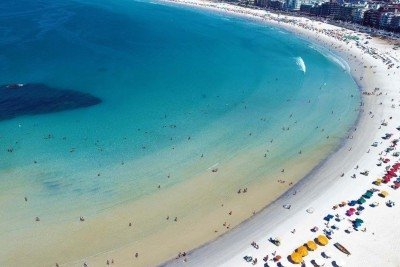 O cenário paradisíaco de muitas praias brasileiras, como a de Cabo Frio, demanda atenção dos banhistas aos perigos das correntes de retorno. -  (crédito: Cristian Lourenço de Getty Images)