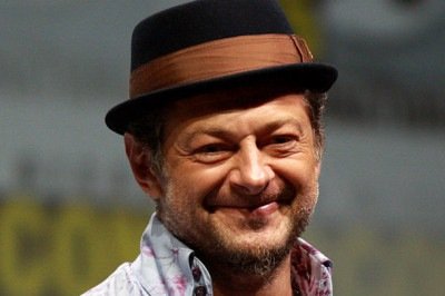 Andy Serkis completa 62 anos em 20 de abril de 2026, consolidando uma carreira marcada pela inovação no cinema. Ator e dublador britânico, ele se destacou por dar vida a personagens criados com tecnologia digital. Sua atuação vai além da voz, envolvendo expressões e movimentos captados em detalhes. Esse domínio ajudou a redefinir o uso da captura de movimento na indústria audiovisual. Um de seus trabalhos mais emblemáticos é Gollum, na saga O Senhor dos Anéis. Ao longo dos anos, Serkis se tornou -  (crédito: wikimedia commons 	Gage Skidmore)
