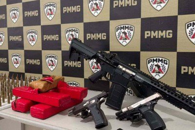 Fuzil com 202 muni&ccedil;&otilde;es, pistolas, dinamites e cinco barras de maconha seguiam de Juzi de Fora, na Zona da Mata, para Tr&ecirc;s Marias, na Regi&atilde;o Central -  (crédito: PMMG/Divulga&ccedil;&atilde;o)