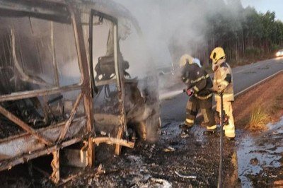  Micro-ônibus de time de futebol é incendiado no Vale do Jequitinhonha -  (crédito: Corpo de Bombeiros)