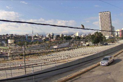 Dia amanhece claro, com poucas nuvens e movimento lento em meio ao feriado prolongado de Tiradentes em Belo Horizonte. Na foto, linha do metr&ocirc; no Bairro Palmares -  (crédito: Windy.com)