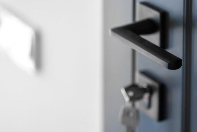 Após trocar fechaduras e descartar R$ 54 mil em equipamentos e vinhos de um bistrô, proprietária em BH recebe sentença do TJMG -  (crédito: Freepik)