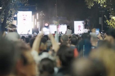 Uma multidão se reuniu na Plaza de Mayo, em Buenos Aires, para homenagear o legado do Papa Francisco às vésperas do primeiro aniversário de sua morte, que acontece em 21 de abril de 2026. O evento “Francisco vive en el encuentro” combinou música eletrônica e espiritualidade. A apresentação foi conduzida pelo padre e DJ português Guilherme Peixoto, conhecido internacionalmente após sua participação na Jornada Mundial da Juventude 2023. Com apoio da Arquidiocese local e da prefeitura, o encontro g -  (crédito: Reproduc?a?o/YouTube Clarin)