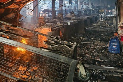 Inc&ecirc;ndio destruiu o supermercado no Centro de Pouso Alegre pela segudna vez, mais de 40 mil litros de &aacute;gua foram gastos -  (crédito: CBMMG/Divulga&ccedil;&atilde;o)