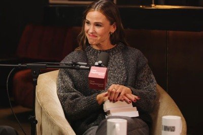 Jennifer Garner falou recentemente em entrevistas sobre os desafios de criar os filhos ao lado do ex-marido Ben Affleck e como a separação mudou a dinâmica familiar. Ela explicou que, ao dividir a criação dos três filhos em casas diferentes, cada um acaba assumindo o papel de pai e mãe quando necessário. A atriz também comentou que teve dificuldades em lidar com as fofocas e matérias sensacionalistas sobre ela e os filhos na época do divórcio. Ela disse: “Eu não consigo consumir fofocas sobre mi -  (crédito: Reprodução Youtube)