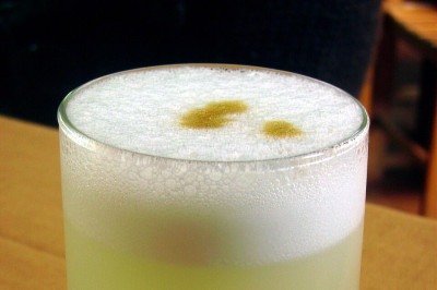 O pisco é uma bebida alcoólica tradicional da América do Sul que desperta curiosidade não apenas pelo sabor, mas também por sua origem. Ele é conhecido no mundo pelo seu sabor marcante e é muito usado para fazer drinques famosos, como o pisco sour. Entretanto, Peru e Chile disputam a criação da bebida e defendem suas próprias versões como as originais. 
 -  (crédito:  Wikimedia Commons/ Dtarazona)