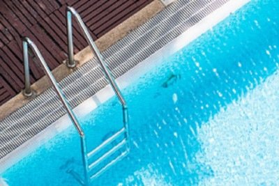 Menino de três anos cai em piscina e morre afogado  -  (crédito: FreePik)