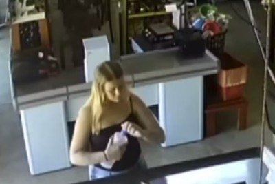 Na imagem, Marcela Alcântara Santos, de 18 anos, presa nesta segunda-feira (20/4) durante operação conjunta das polícias Militar, Civil e Federal -  (crédito: Câmera de monitoramento/Reprodução)