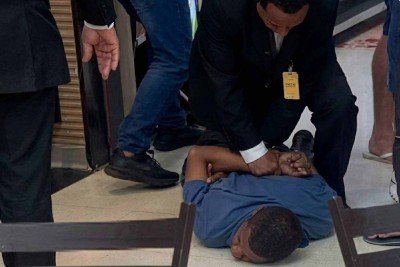 Suspeito de 36 anos &eacute; contido no piso da pra&ccedil;a de alimenta&ccedil;&atilde;o do Shopping depois de ter esfaqueado um frequentador no pesco&ccedil;o -  (crédito: Reprodu&ccedil;&atilde;o/Redes Sociais)