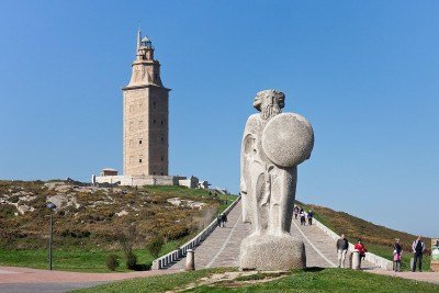 A Torre de Hércules, localizada na Galícia, Espanha, é um monumento único que atravessa séculos de história e permanece como símbolo marcante da região. Considerado o farol em funcionamento mais antigo do mundo, ele foi originalmente construído pelos romanos e continua ativo até hoje. Sua estrutura imponente à beira do Atlântico revela a engenhosidade da arquitetura antiga aliada à adaptação ao longo do tempo. Mais do que uma obra técnica, o local reúne lendas, tradições e grande valor cultural  -  (crédito: Luis Miguel Bugallo Sánchez WIKIMEDIA COMMONS)