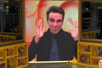 Tadeu Schmidt se emocionou ao contar a Ana Paula sobre a morte de Oscar -  (crédito: TV Globo/Reprodução)