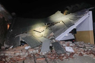 Laje de garagem desaba e atinge dois carros e uma moto em São João del-Rei -  (crédito: Divulgação/CBMMG)