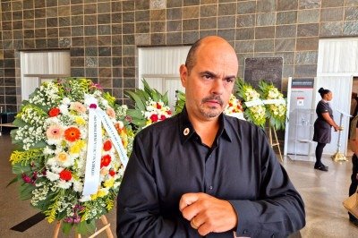 Governador Mateus Simões esteve no funeral desta segunda-feira (20) -  (crédito: Jair Amaral/EM/DAPRESS)