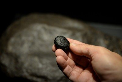 Com vários formatos, o maior dos fragmentos tem 85 gramas. Se colocado contra uma luz forte, o Geraisito brilha como um vidro opaco esverdeado -  (crédito: Tulio Santos/EM/D.A. Press)