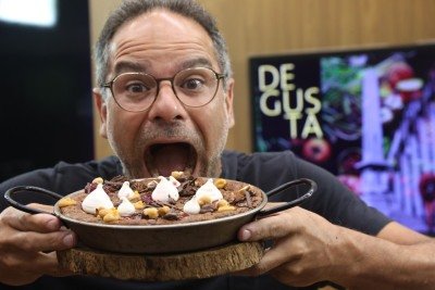 'Não é que eu invento coisas todos os dias. Isso é muito difícil. Mas tento encontrar uma maneira de a comida ser apresentada ou consumida de uma maneira diferente', diz André de Melo, chef e sócio do Bravo Catering -  (crédito: Marcos Vieira/EM/D.A Press)