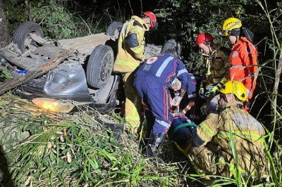 Al&eacute;m das duas v&iacute;timas, outros dois ocupantes tamb&eacute;m estava no ve&iacute;culo no momento do acidente, mas n&atilde;o se feriram com gravidade -  (crédito: CBMMG/Divulga&ccedil;&atilde;o)